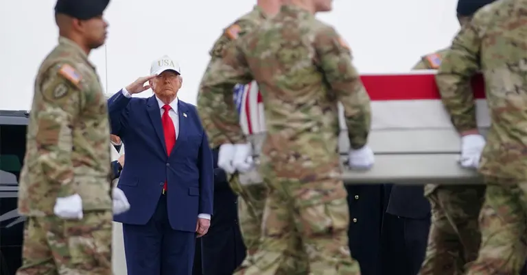 মার্কিন সেনাদের মরদেহ ফেরার পর প্রেসিডেন্ট ডোনাল্ড ট্রাম্পের স্যালুট